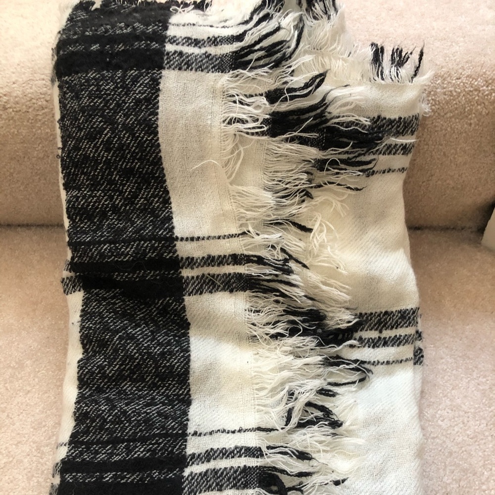 American Eagle Black and White Scarf